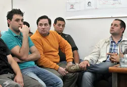 La policía habría localizado a los prófugos quienes piden ir a una cárcel federal