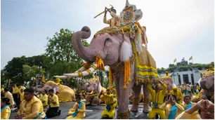 Tailandia: hacen arrodillar a elefantes para coronar al nuevo Rey