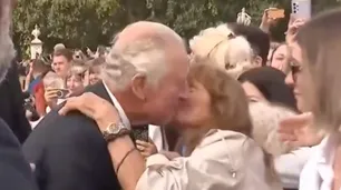 El "consuelo" de Carlos III: una mujer lo besó en su primera aparición pública como rey