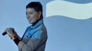 Arengas con tobilleras: Mayra Mendoza compartió una llamada de Cristina Kirchner en un acto con militantes