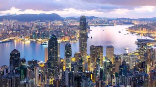 Un Tesla y oro se suman a los premios por vacunarse en Hong Kong