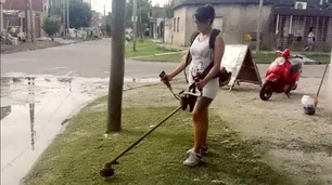Una mamá que corta el pasto para alimentar a sus hijos se volvió viral