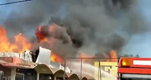Más de 30 dotaciones de bomberos combatieron un incendio en un aserradero de Malvinas Argentinas