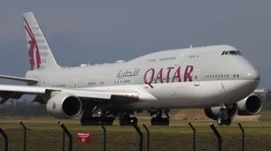 Las bajaron del avión y las revisaron para saber si habían parido a un bebé abandonado en un baño: qué resolvió la Justicia