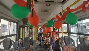 Mamá Noel: la colectivera de Córdoba que preparó su vehículo para festejar la Navidad en la calle