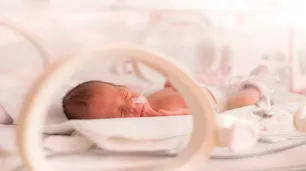 Bebés nacen con decenas de contaminantes en sangre, según un estudio