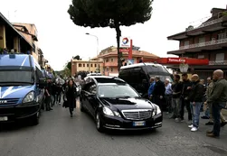 En medio de disturbios, se suspendió el funeral de Priebke en un pueblo italiano