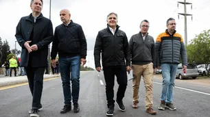 Llaryora camina sobre el nuevo asfalto en Villa Allende: nuevo tramo de la duplicación de calzada