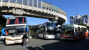 Continúa la protesta de los choferes de micros de larga distancia en la 9 de Julio