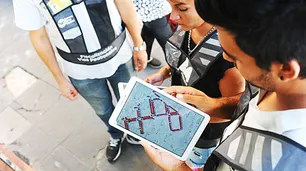 Son inspectores de veredas y van por la Ciudad con tablets y ojo clínico