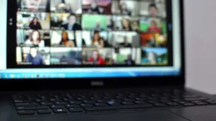 Interrumpen una charla informativa por Zoom con esvásticas, insultos y desnudos