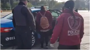 Detienen a tres mujeres que violaban la cuarentena: una escondida bajo una manta