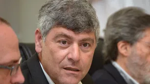 Piden que aíslen a los pasajeros que viajaron con Buryaile y lo acusan de omitir fiebre en la DDJJ