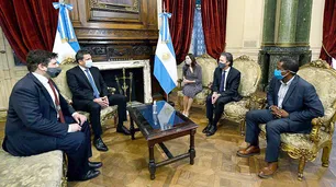 Apoyo con condiciones al acuerdo con el FMI y dudas por inflación