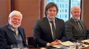 Javier Milei almorzó con Bill Clinton y Chris Dodd, les expuso su programa de gobierno y viajó a Washington