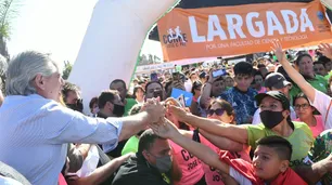 Alberto Fernández, en carrera: hizo campaña en José C. Paz y dio la orden de largada de una maratón