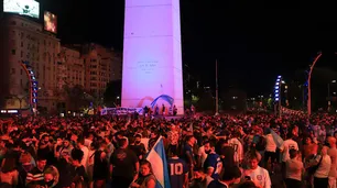 Murió Maradona: homenajes y vigilias a la espera del último adiós