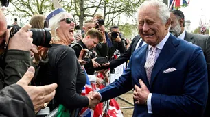 Con saludos y selfies, Carlos III y el príncipe Guillermo sorprendieron a los fanáticos que esperan cerca de Buckingham