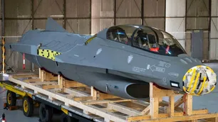 Recorrida por la VI Brigada Aérea de Tandil: qué función cumplirá el F16 que llegó a la Argentina