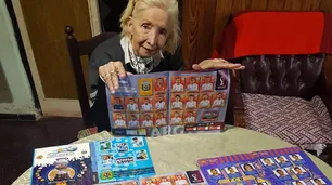Una abuela ya completó dos álbumes del Mundial: "Cambio las figuritas repetidas con los papás"
