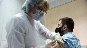 Vacunación obligatoria en Moscú: trabajadores que se nieguen pueden ser suspendidos