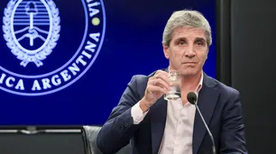 El 2025 de Luis Caputo: euforia en la City, semáforo rojo en la actividad, estabilidad a préstamo y mesa chica desarmada