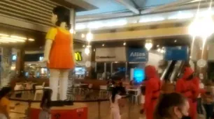 Un shopping recreó un desafío del "Juego del Calamar" con niños y desató polémica