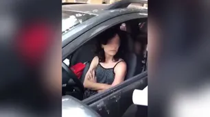 Más nenes encerrados en autos mientras sus padres hacen compras