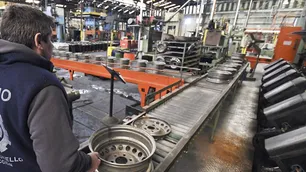 Por las mayores restricciones, la actividad industrial cayó en mayo 5% contra abril