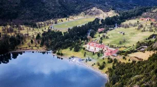 Revés judicial para Joe Lewis: ordenan reabrir el camino de acceso a Lago Escondido