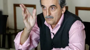 "¿Casco o guantes?": comenzó el juicio a Guillermo Moreno por disturbios en una asamblea de Papel Prensa