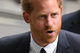 Los zapatos de rana del príncipe Harry de 1987 regresan este año como última tendencia