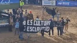 Activistas veganos protestaron en La Rural y se fueron echados en medio de abucheos