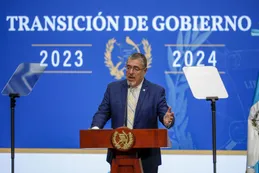 Bernardo Arévalo asumió la presidencia de Guatemala en medio de un escándalo