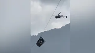 El dramático pedido desde el teleférico varado a 274 metros de altura en Pakistán: "¡Por Dios, ayúdennos!"