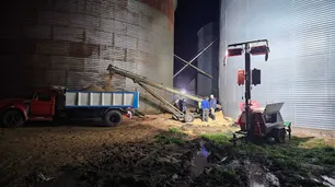 Horror en San Pedro: un hombre cayó en un silo de soja y hace 4 días intentan rescatar su cuerpo