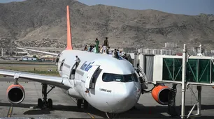Caos en Kabul: se cuelgan de los aviones para intentar escapar de los talibanes en Afganistán