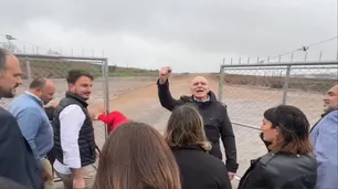 José Luis Espert ingresó al predio de Mercado Libre clausurado por Fernando Espinoza: lo llamó “polizonte y usurpador”