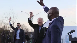 Los demócratas Raphael Warnock y Jon Ossoff ganan las elecciones de Georgia