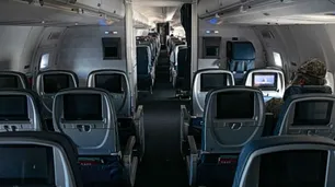 ¿Quién debe investigar los casos de robos en aviones en vuelo?