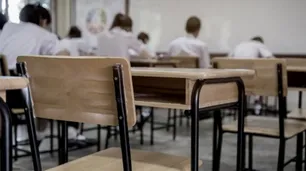 Cansada del bullying que sufría su hijo, una mujer ingresó a un aula y golpeó a uno de los presuntos acosadores