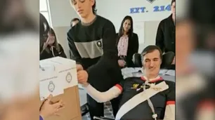 Esteban Bullrich viajó 600 kilómetros para votar y emocionó a todos en Junín