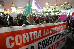 Hartos de la corrupción, los peruanos celebran el cierre de Congreso pese a mal precedente