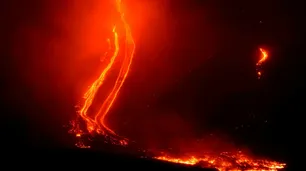 Indonesia busca a los muertos del tsunami bajo nuevas amenazas del volcán