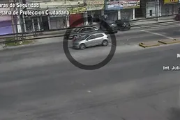 Impactante accidente vial: peatón fue embestido por un auto y voló por el aire