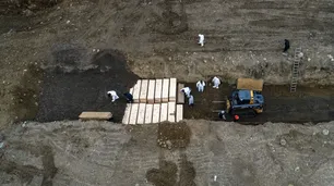 Las impactantes imágenes de Nueva York enterrando a sus muertos en una gran fosa común