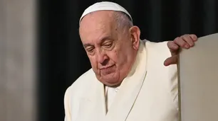 A pesar de continuar hospitalizado por neumonía, el papa Francisco respira sin asistencia