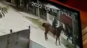 Como en el Lejano Oeste, pero en La Matanza: delincuentes a caballo asaltaron a un grupo de estudiantes secundarios