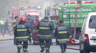 El incendio en el depósito de Iron Mountain derrumbó dos paredes y llevará dos semanas su extinción