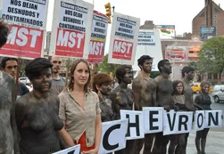 Protestan en topless en contra de la ley de Hidrocarburos